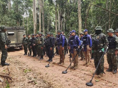 Камбоджанските власти твърдят, че Тайланд е пръскал токсичен газ от дрон