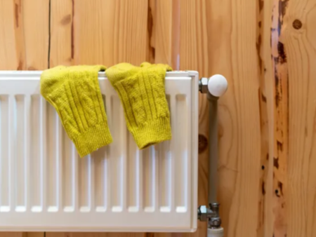 Трик с алуминиево фолио зад радиатора пести топлина и смъква сметките