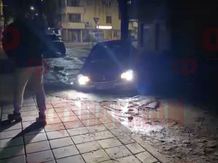 Извънредно! Кола пропадна в Бургас след ВиК авария