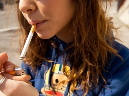 България №1 в ЕС по пушачи сред деца - момичетата пушат повече от момчетата