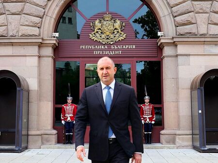 Президентът продължава консултациите за изход от политическата криза с БСП и ИТН