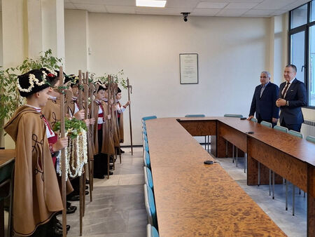 Кметът на Несебър посрещна коледарчета в Общината