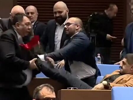 Грозните сцени доведоха до прекъсване на резултата Лидерът на МЕЧ