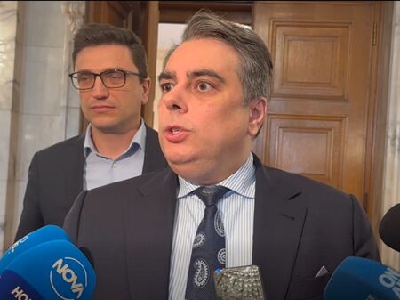 Асен Василев заплаши с нов протест, този път заради удължения бюджет