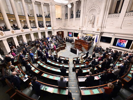 Белгия замразява заплатите на депутатите за четири години печалба нарастващия бюджетен дефицит