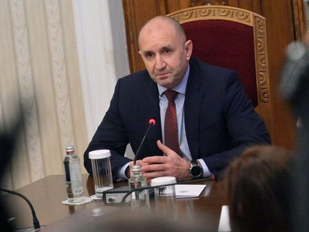 Радев продължава консултациите с партиите в четвъртък