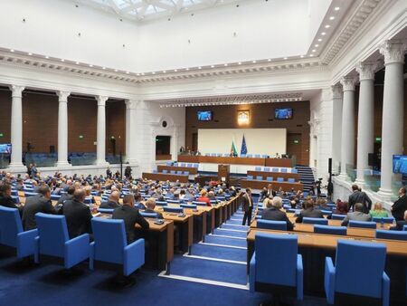 Парламентът окончателно прие удължителния закон на бюджета с предвидено компенсиране