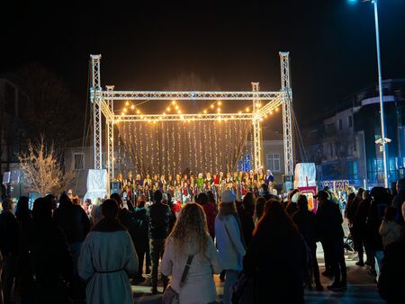 Традицията "Коледуване" оживя на площада в Царево