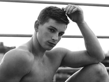 Гей звезда поиска да си застрахова д*пето, отказаха му