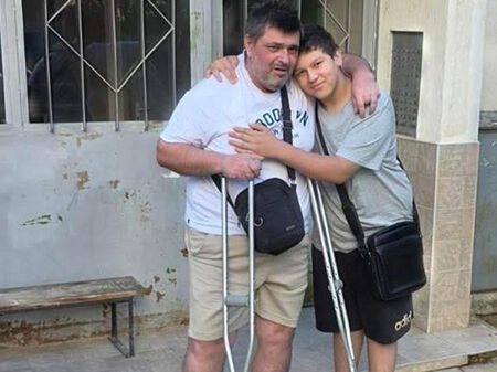 Откраднаха колата и инвалидната количка на самотен баща в София