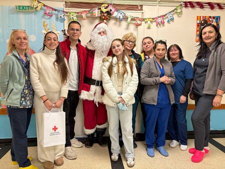 Дядо Коледа донесе подаръци и усмивки на най-малките пациенти на УМБАЛ Бургас и държа бебе за първи път в живота си