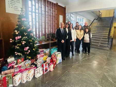 „Коледна елха на надеждата“ обедини академичната общност на БДУ в подкрепа на деца от Малко Търново