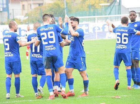 Черноморец Бургас къса с четирима