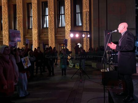 Около 150 души са на площада сега Около 150 души