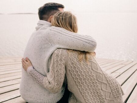 Прегръдката като лекарство: защо тялото и мозъкът ни имат нужда от топъл физически контакт