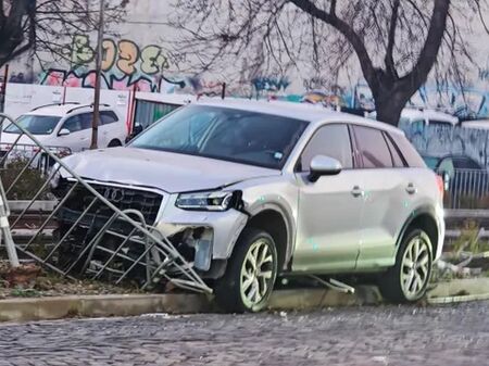 Кола се удари в огражденията на бул. "Цар Борис III" в София