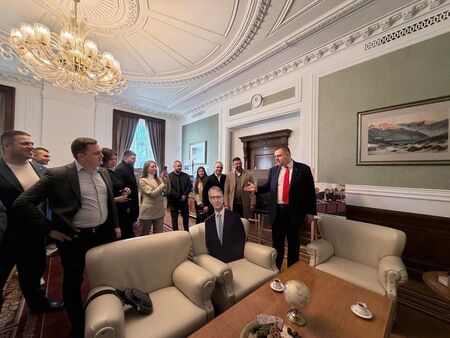 Пеевски посрещна посетители в „Музея на сглобката“ в Народното събрание (СНИМКИ)