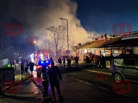 Огнеборци гасят пламъците за да не обхванат и съседни имоти  Голям