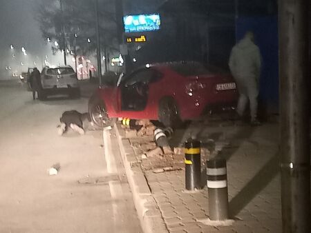 На косъм от трагедия: Кола се вряза в спирка с две жени, а шофьорът снима щетите вместо да им помогне (СНИМКИ)