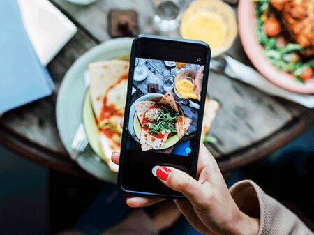 Мъж съди ресторант, качили го в TikTok, докато вечеря с любовница