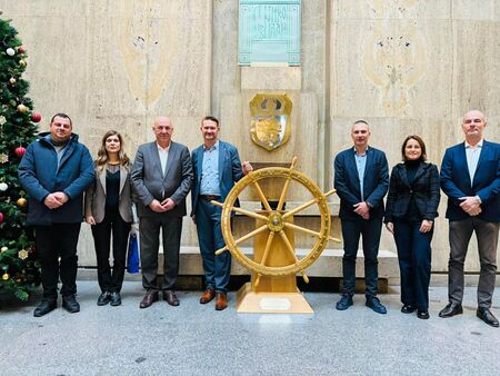 Бургас май трябва да спасява летния сезон, преди да мисли за зимни полети