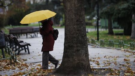 Времето утре: Облачно, мъгли, на места ще вали