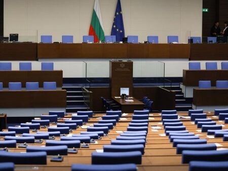 Затишие пред буря: Партиите пазят дистанция преди връчването на първия мандат, няма разговори за коалиции