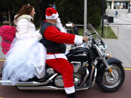 Дядо Коледа пристигна с мотор и зарадва децата в Стара Загора