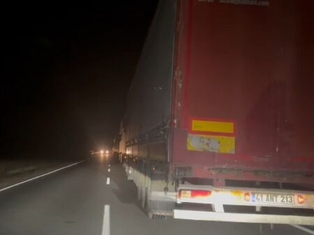 25-километрови опашки на границата с Турция: Чакане с дни, руска рулетка и провалени празници (ВИДЕО)