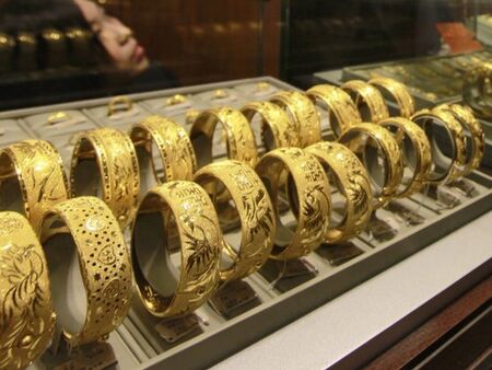 Златото преминава границата от 4400 долара за тройунция, среброто също отбелязва исторически максимум