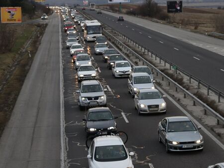 Около 100 000 автомобила се очаква да излязат от София