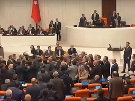 Циркът не е само при нас! Турски депутати се сбиха по време на дебатите за бюджета (ВИДЕО)