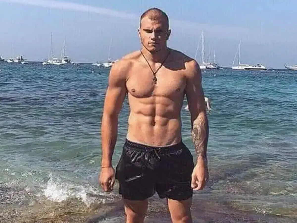 Щастлив ерген празнува раздялата с ергенка