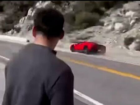 Видео показа как Ферарито на създателя на Call of Duty се забива в мантинелата и избухва в пламъци