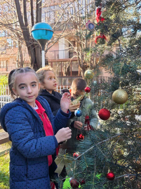 Първолаци превърнаха ДЛС „Несебър“ в коледна гора с усмивки и въображение