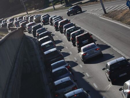 Близо 100 000 автомобила напуснаха София, а АМ „Тракия“ е най-натоварена