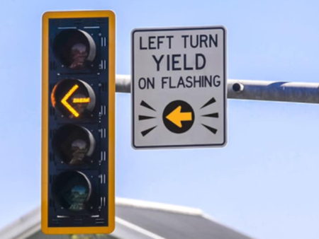 Жълта стрелка на светофара улеснява шофирането