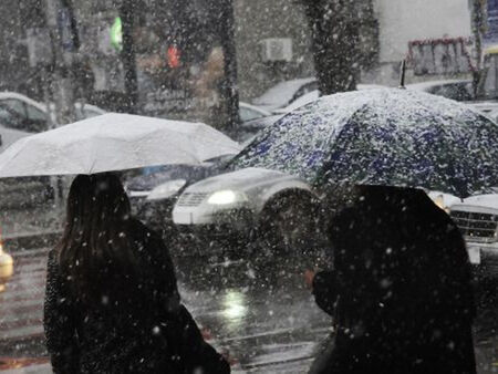 Силни снеговалежи за осем области на Коледа, обявен е оранжев код