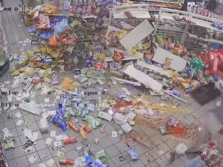 Двама крадци отнесоха банкомат от магазин