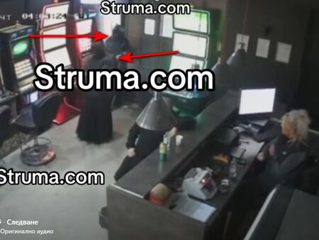 Мъже в черни роби нахлуха с пушки в казино и започнаха да стрелят, има ранен