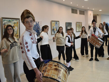 Коледа е! Нека светлина озари душите ни