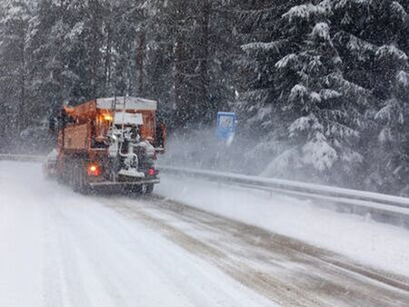 582 снегопочистващи машини обработват настилките по републиканските пътища