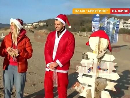 Доброволци изградиха елха от отпадъци събрани морския бряг в рамките