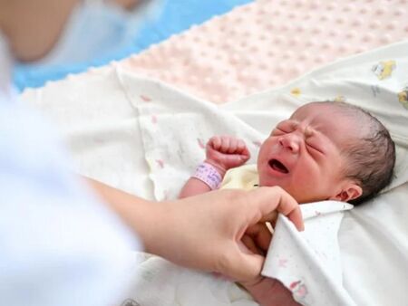 Известен художник стана баща на 87 години