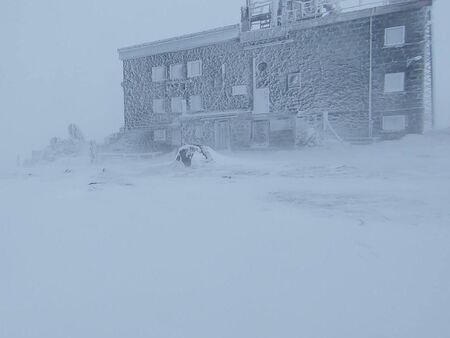 Спасиха с моторни шейни туристи на Черни връх, отишли с неподходяща екипировка