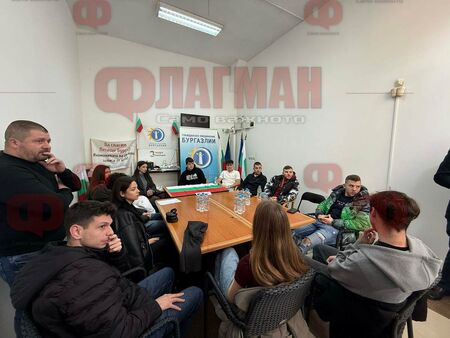 Ученици и настоящи студенти се събраха за да обсъдят пробойните