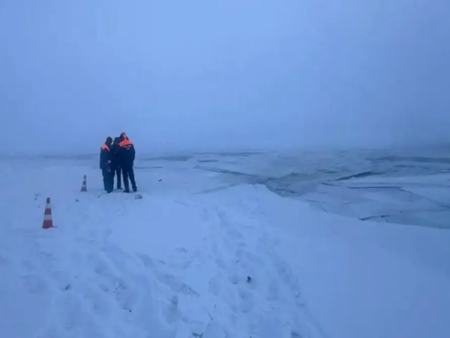 Трагедия в Русия: Кола пропадна под леда на река Лена, има загинали