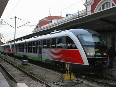 Трагедия на релсите: Инцидент край Сливен блокира влака от София за Бургас