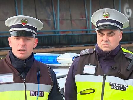 Полицаи спасиха живота на шофьор