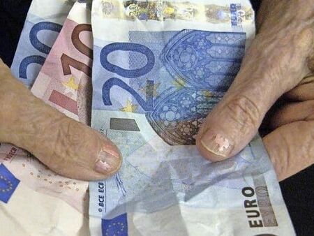 МВР предупреждава: Фалшиви „помощници“ за евро дебнат